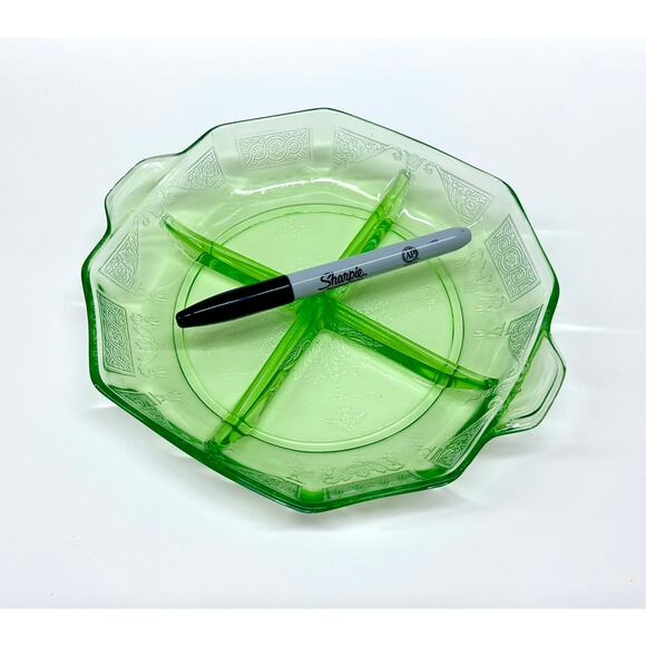 Uranium Glass Divided Serving Dish, VTG 30s UV Glow Princess Pattern 8.5 x 7.5 - Picture 6 of 6